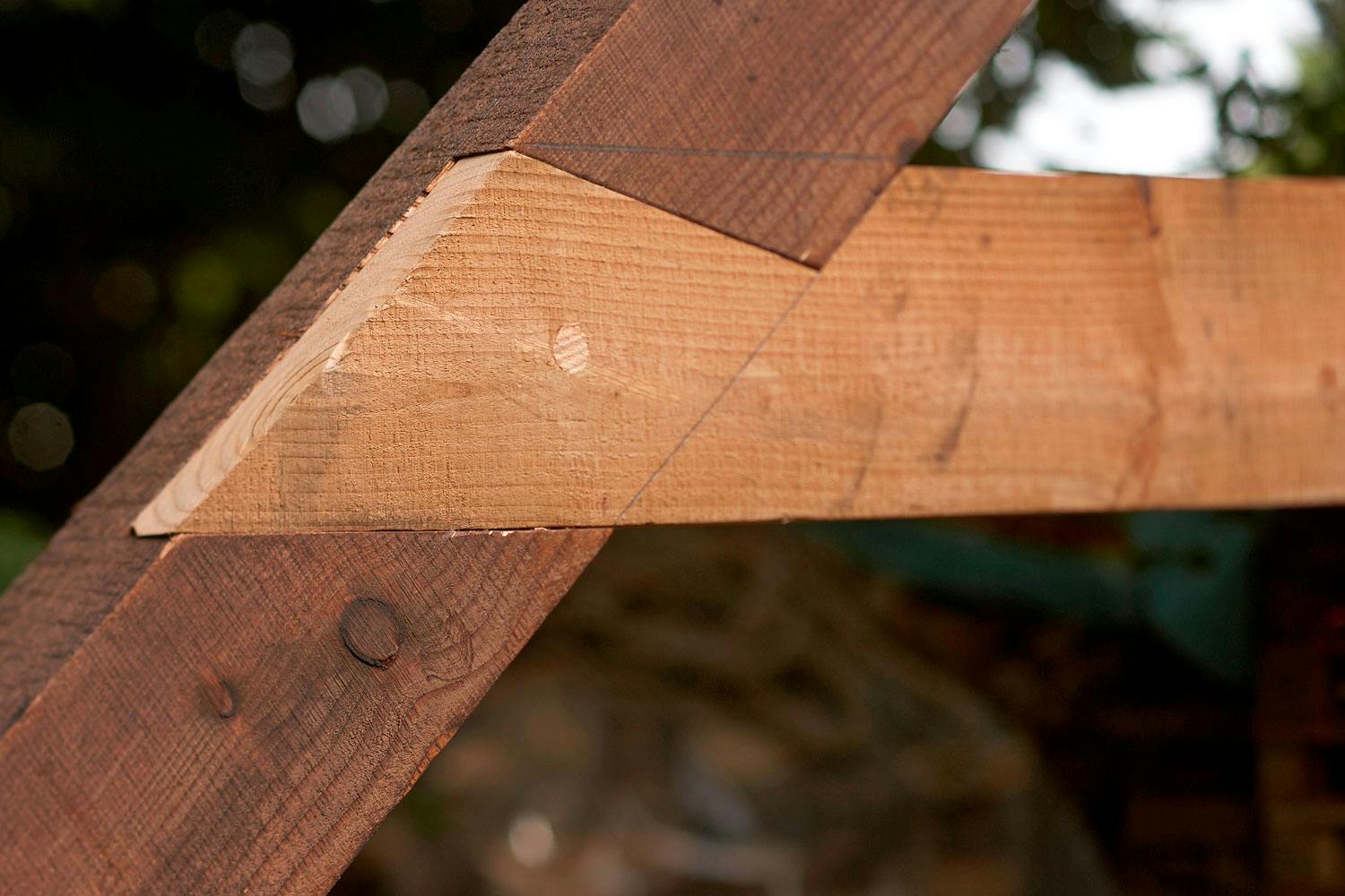 Det skrå innsnittet i bladet (lyst tre) låser sammenføyningen og gjør den sterkere. Det skrå innsnittet i bladet (lyst tre) låser sammenføyningen og gjør den sterkere.